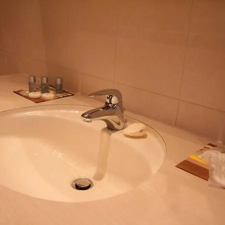 House With Pool In 아파트 티스노