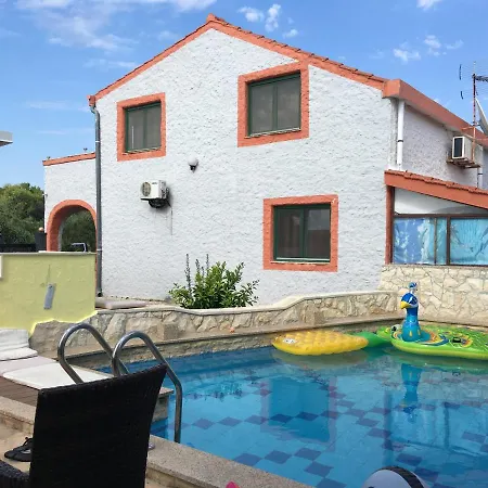 House With Pool In 아파트 *
