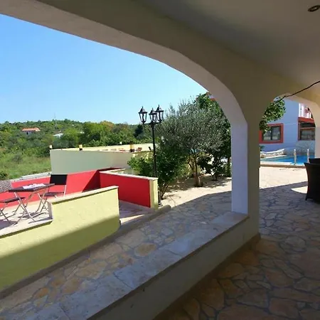 아파트 House With Pool In *