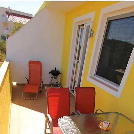 House With Pool In 티스노