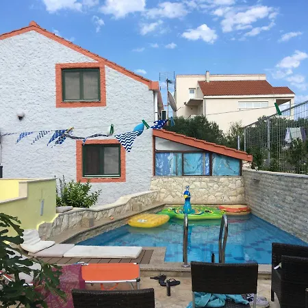 아파트 House With Pool In *