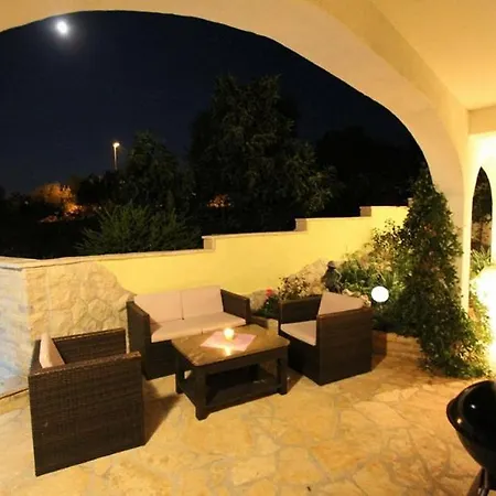 House With Pool In 아파트 티스노