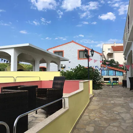 House With Pool In 아파트