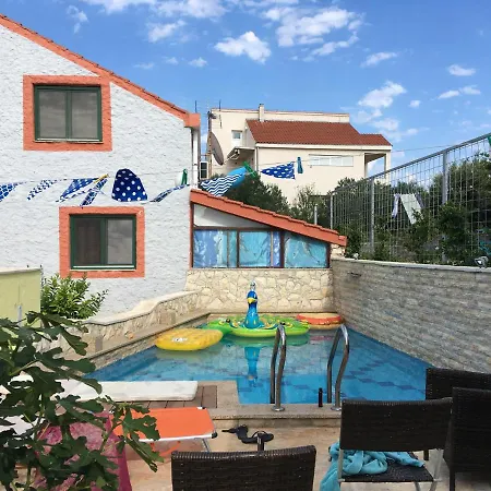 아파트 House With Pool In 티스노